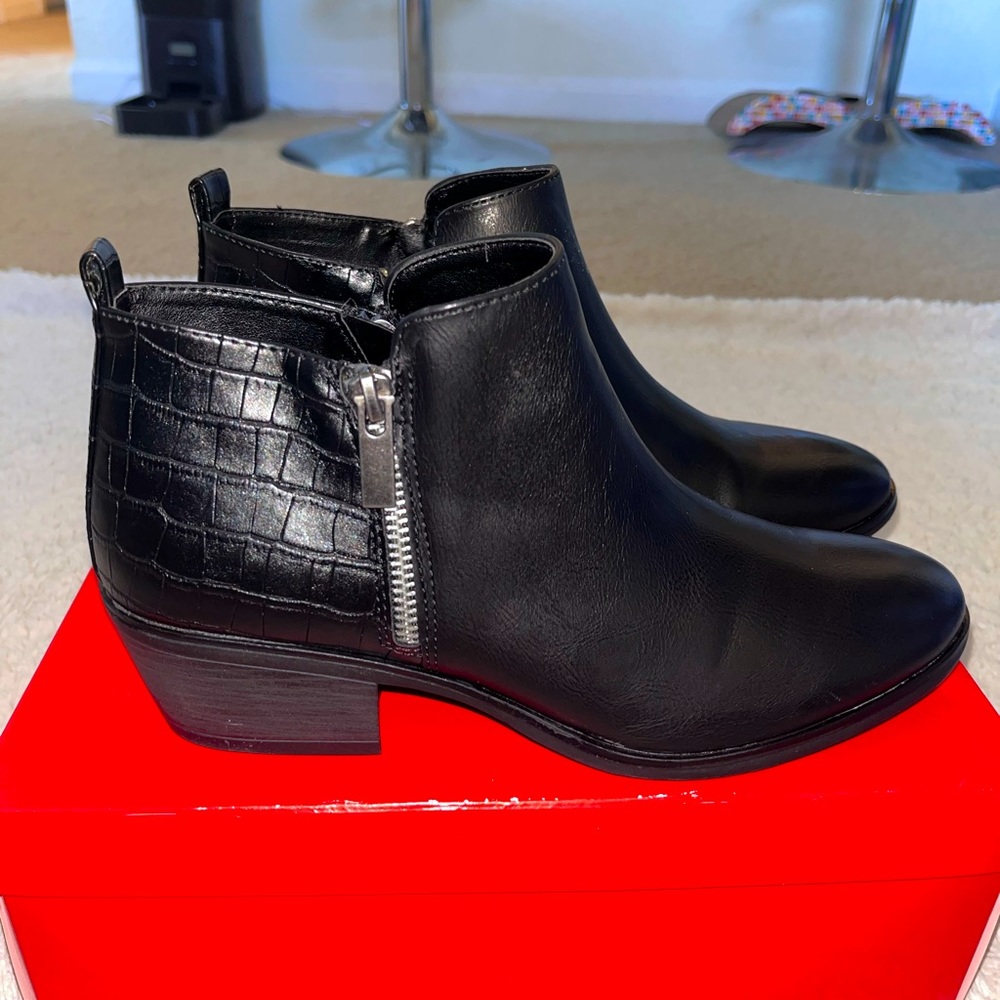 NEW IN BOX Eva & Zoe faux reptile pattern Booties / ankle boots